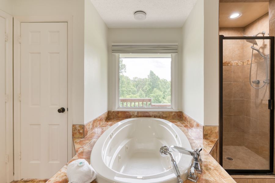 Soaking tub
